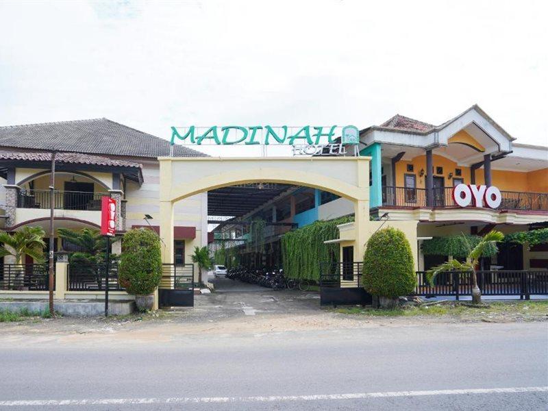 Oyo 2715 Hotel Madinah Syariah Pamekasan المظهر الخارجي الصورة