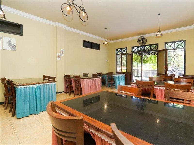Oyo 2715 Hotel Madinah Syariah Pamekasan المظهر الخارجي الصورة