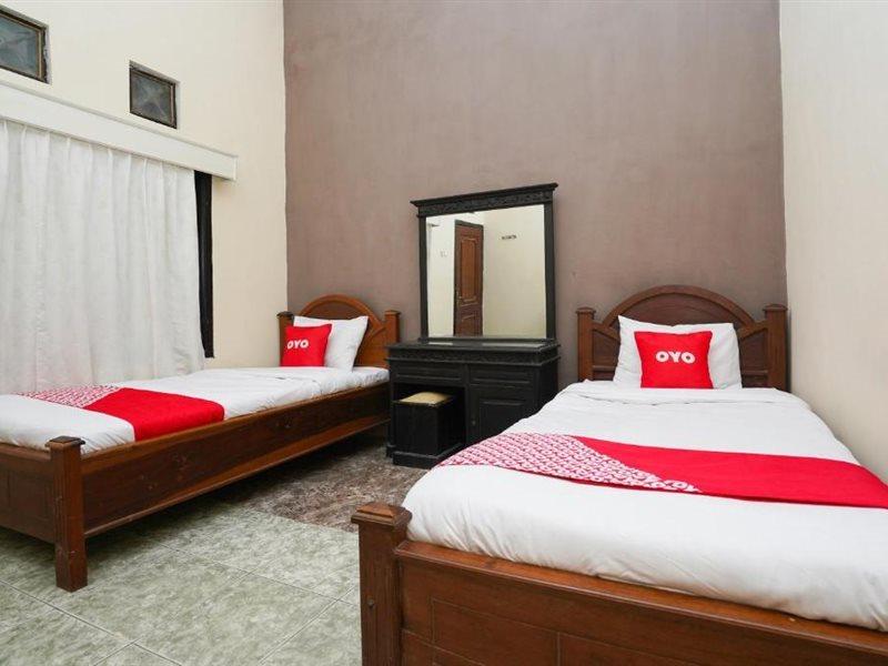 Oyo 2715 Hotel Madinah Syariah Pamekasan المظهر الخارجي الصورة