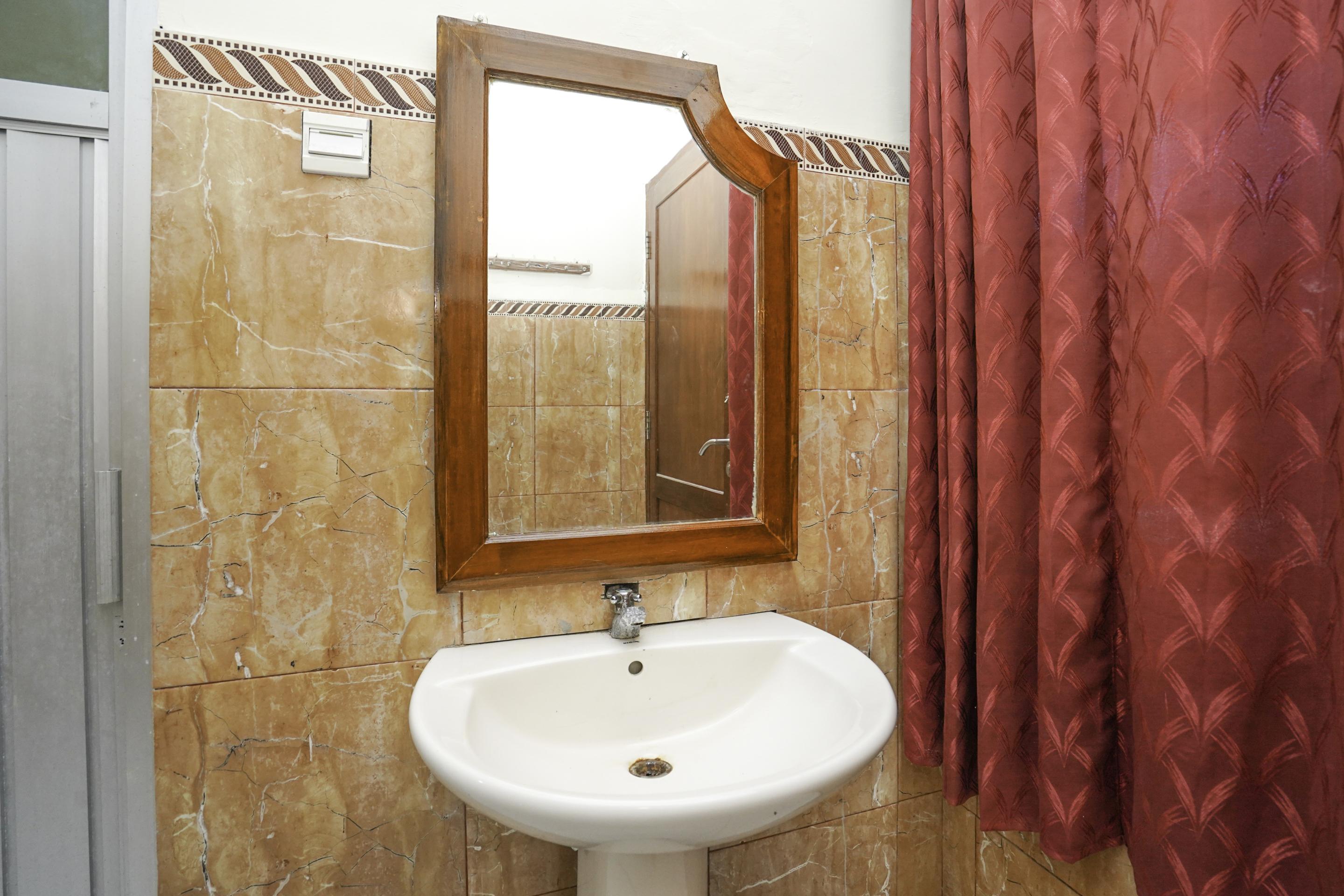 Oyo 2715 Hotel Madinah Syariah Pamekasan المظهر الخارجي الصورة