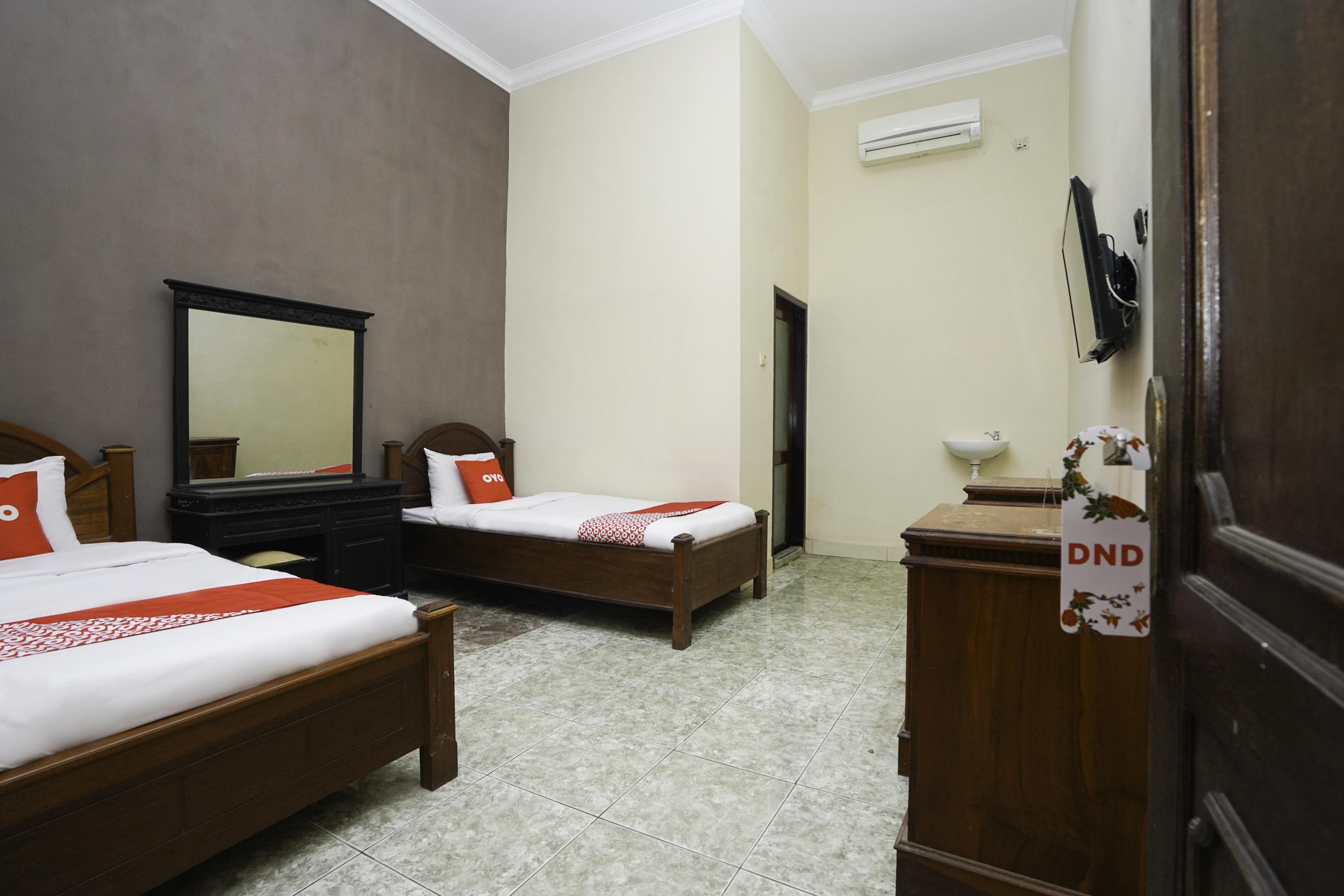 Oyo 2715 Hotel Madinah Syariah Pamekasan المظهر الخارجي الصورة