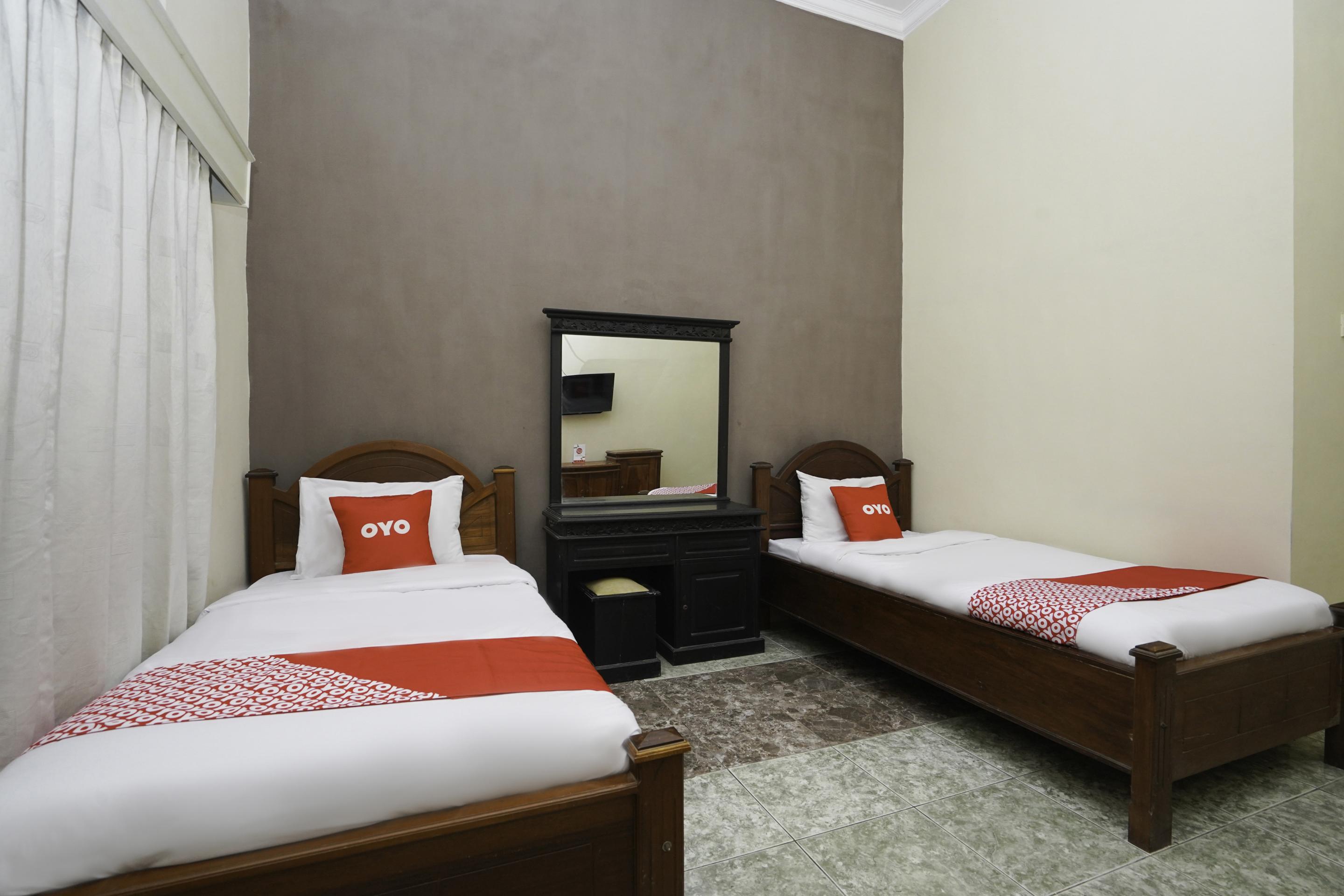 Oyo 2715 Hotel Madinah Syariah Pamekasan المظهر الخارجي الصورة