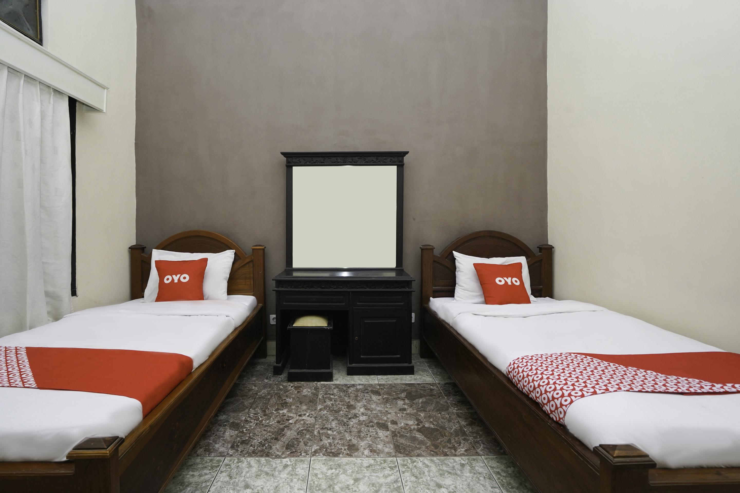 Oyo 2715 Hotel Madinah Syariah Pamekasan المظهر الخارجي الصورة