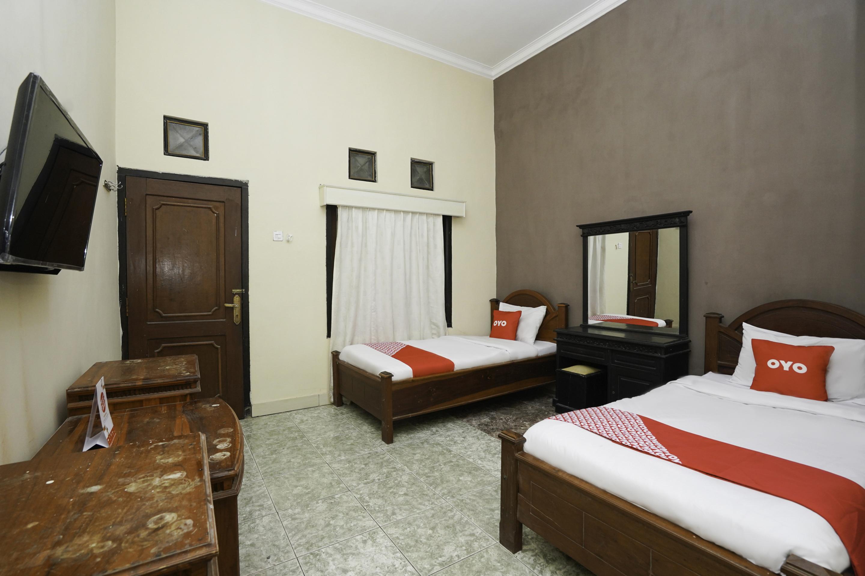 Oyo 2715 Hotel Madinah Syariah Pamekasan المظهر الخارجي الصورة