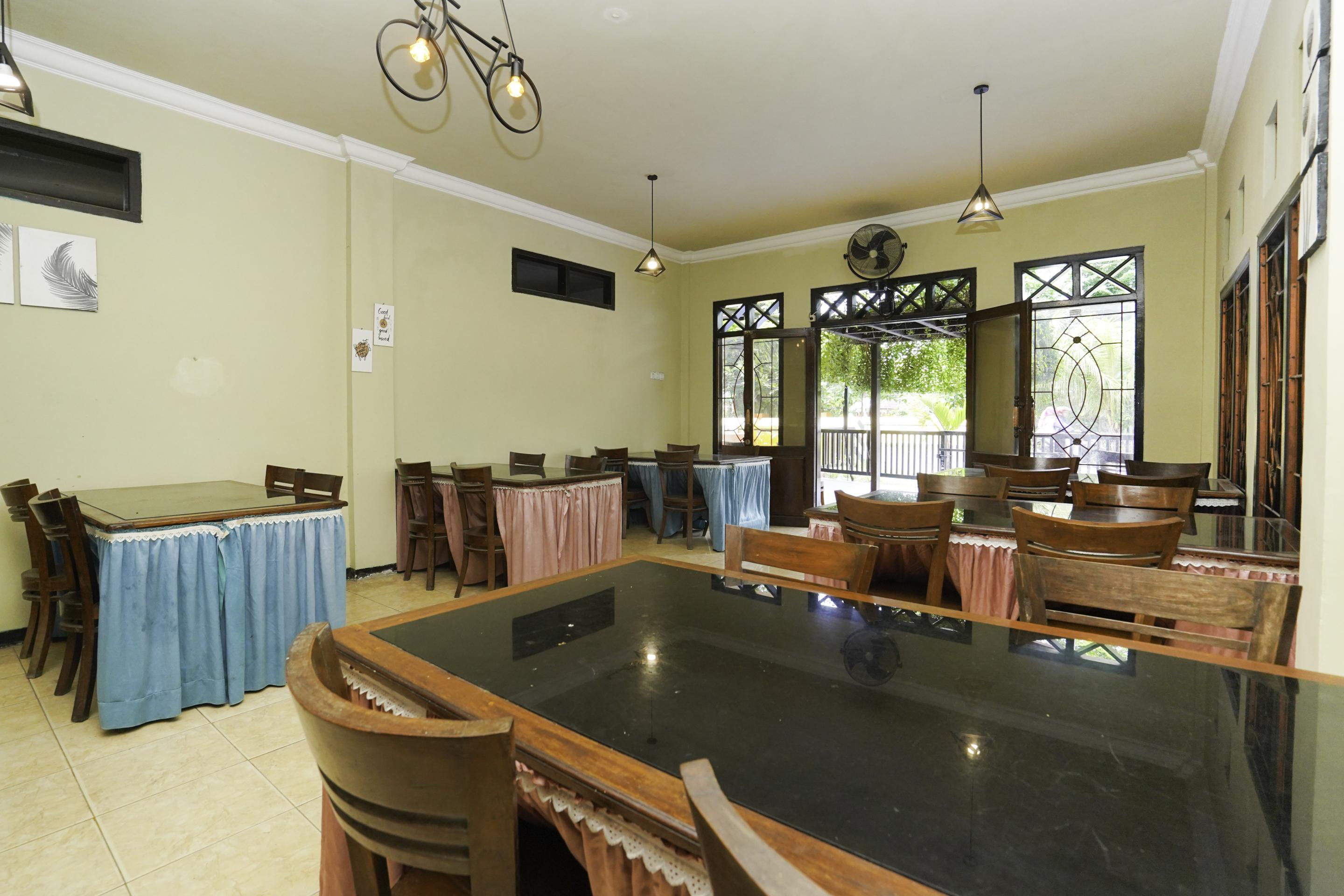 Oyo 2715 Hotel Madinah Syariah Pamekasan المظهر الخارجي الصورة