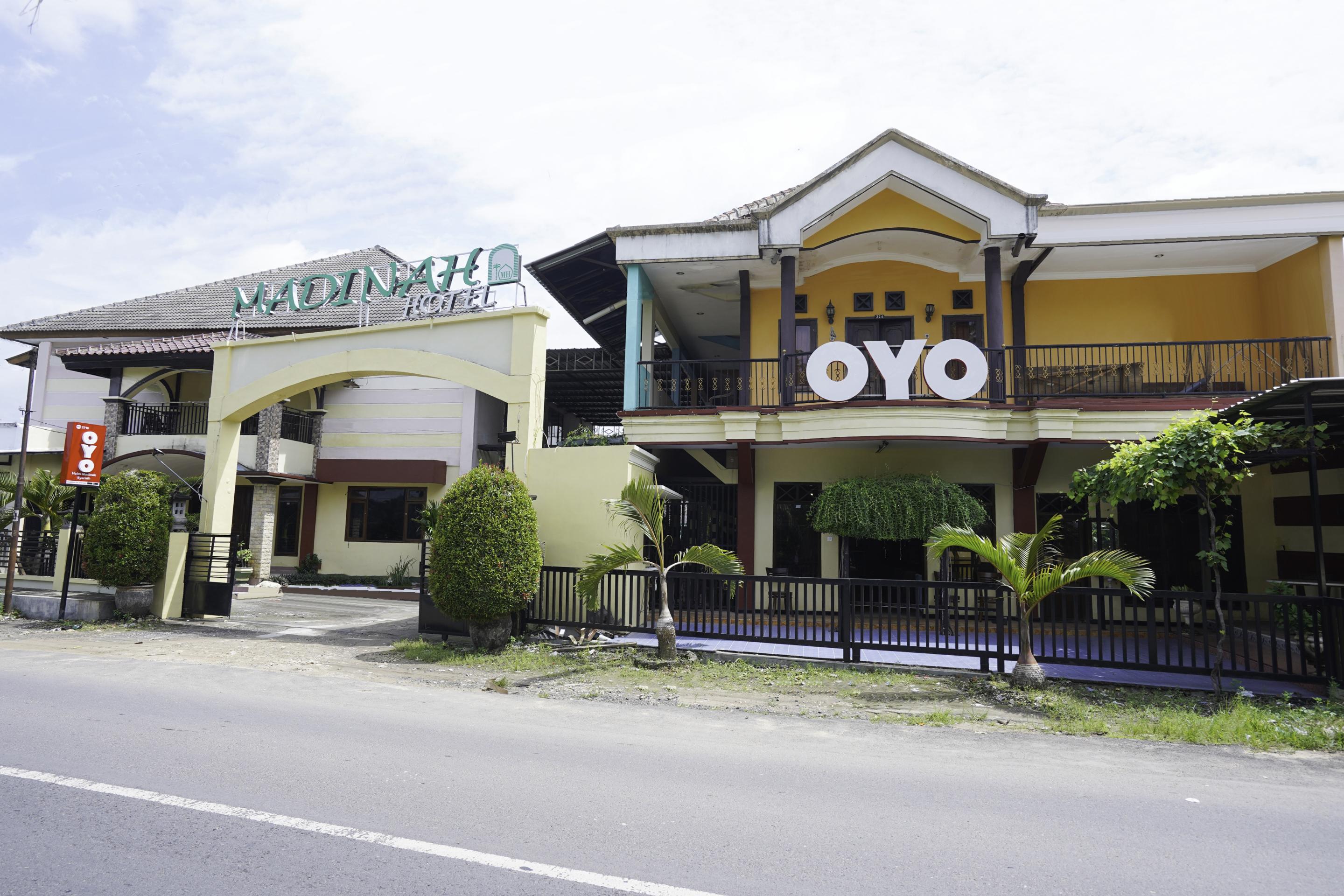 Oyo 2715 Hotel Madinah Syariah Pamekasan المظهر الخارجي الصورة