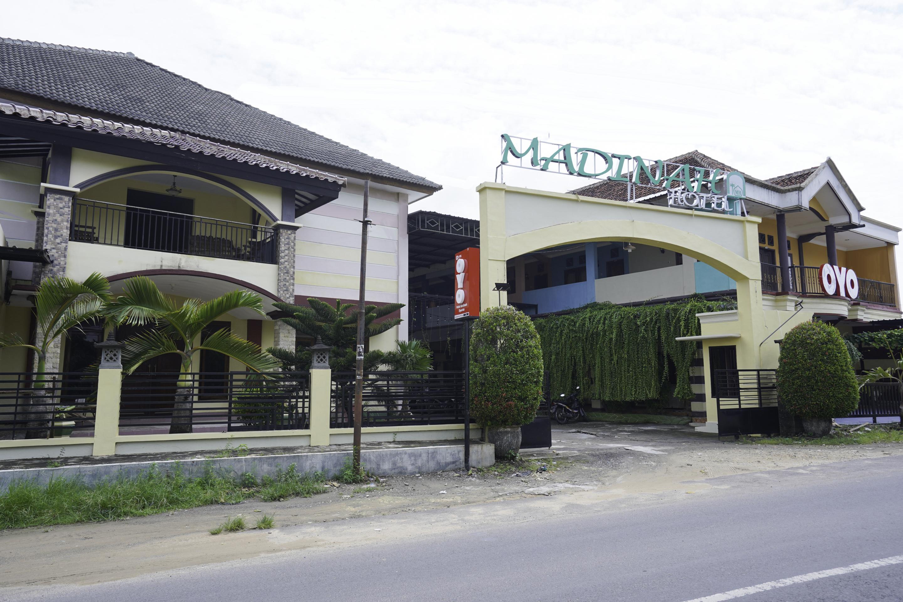 Oyo 2715 Hotel Madinah Syariah Pamekasan المظهر الخارجي الصورة