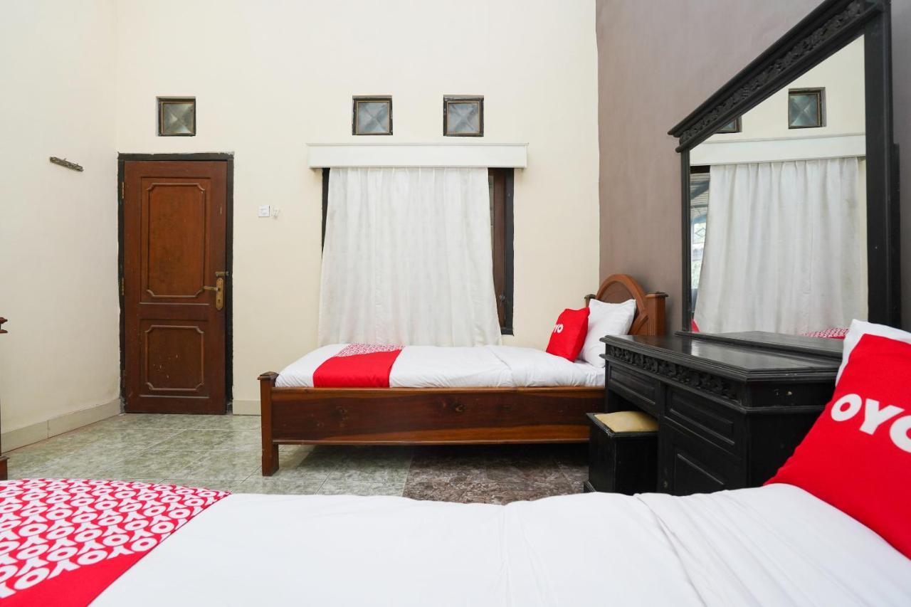 Oyo 2715 Hotel Madinah Syariah Pamekasan المظهر الخارجي الصورة