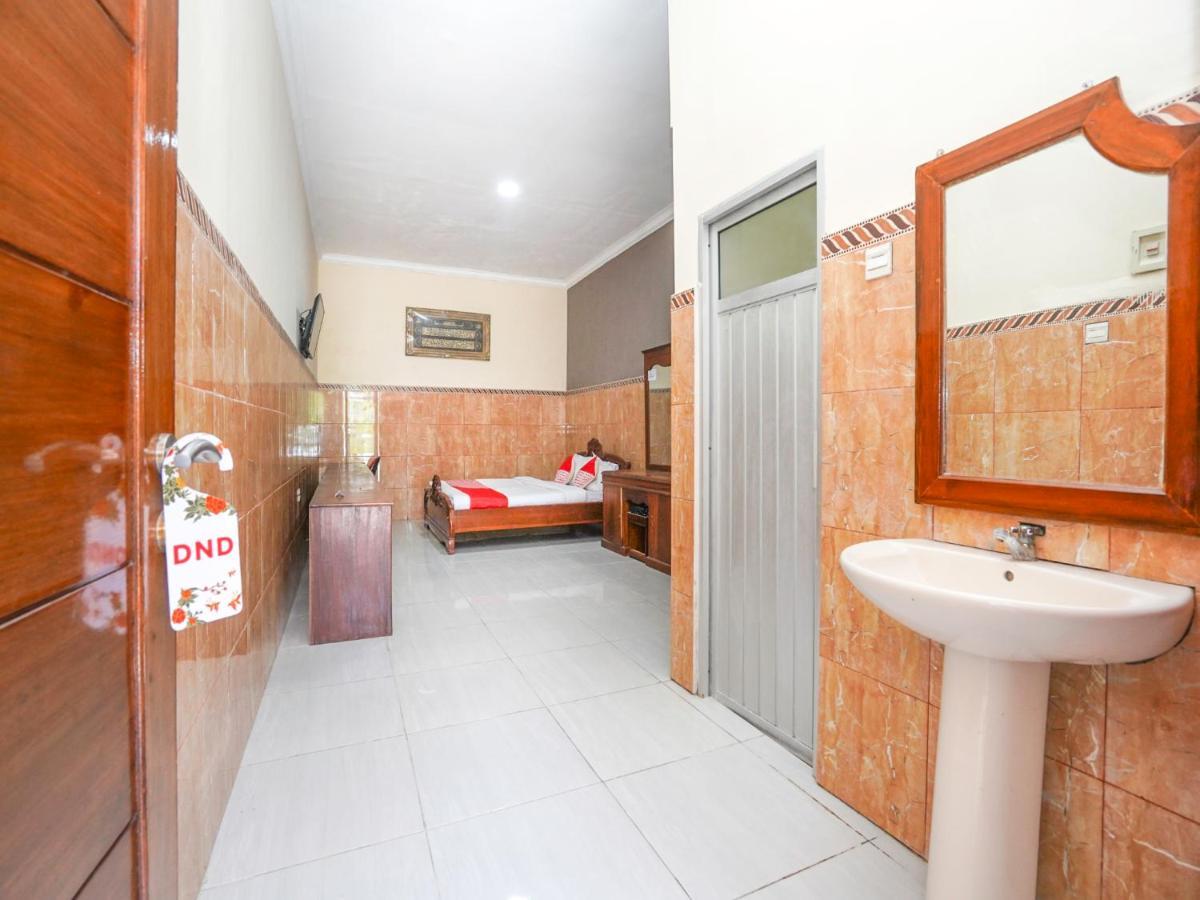 Oyo 2715 Hotel Madinah Syariah Pamekasan المظهر الخارجي الصورة